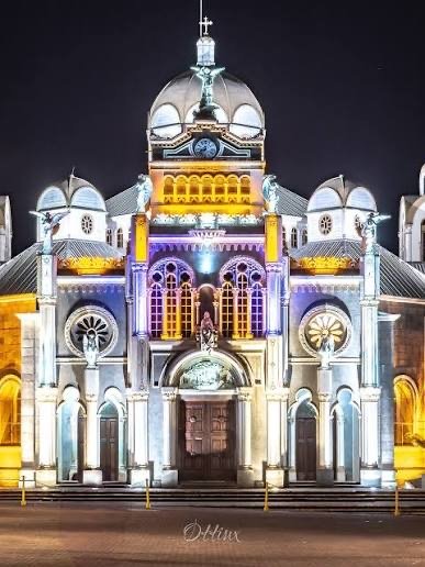 Arquitectura iluminada al anochecer