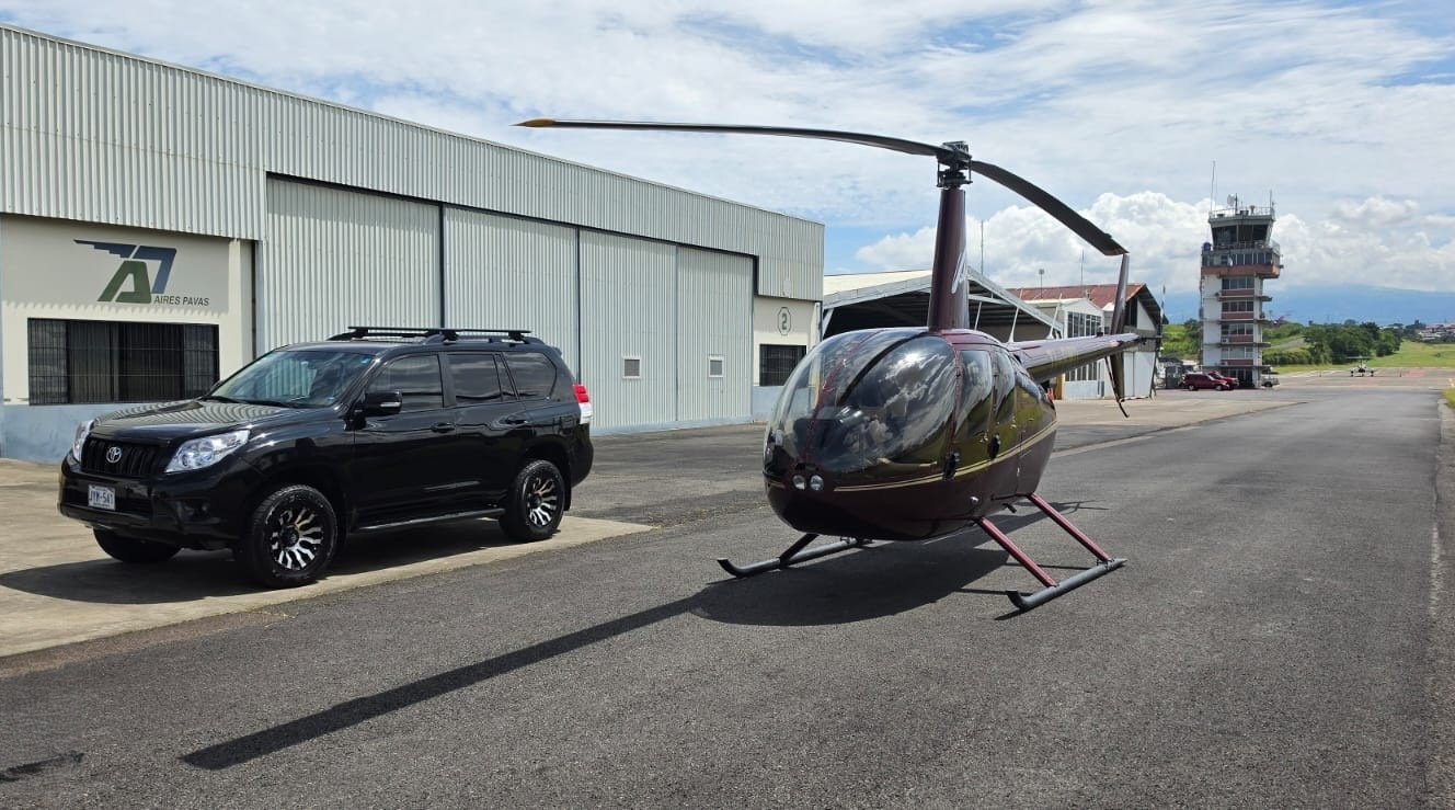 Vehículo de transporte ejecutivo junto a un helicóptero