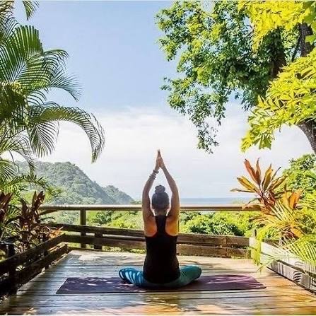 Práctica de yoga frente a un paisaje natural